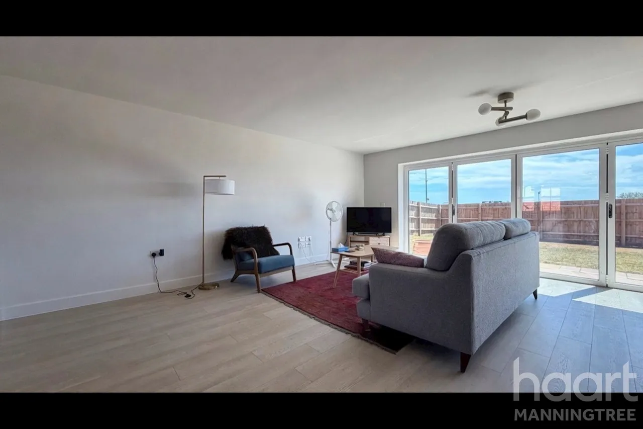 Wellington Road, Mistley, CO11, photo 4