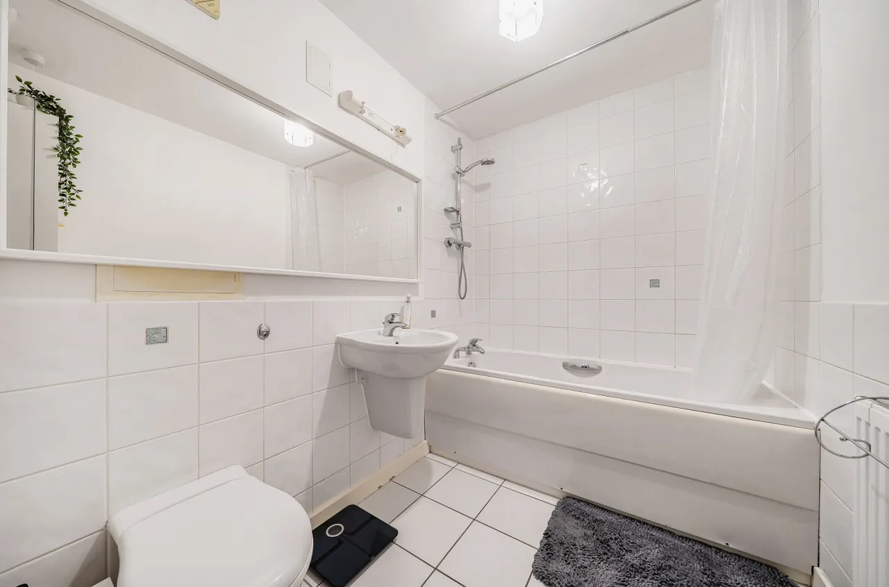Ted Bates Road, Southampton, SO14, photo 9