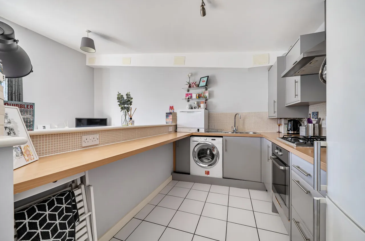Ted Bates Road, Southampton, SO14, photo 5