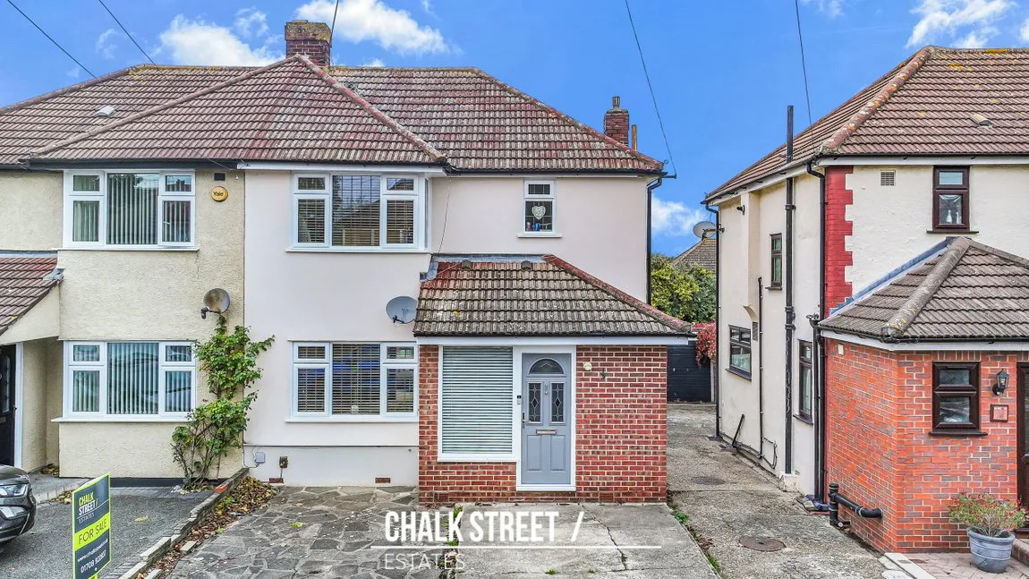 3 bed house for sale, Fernbank Avenue, Hornchurch, RM12