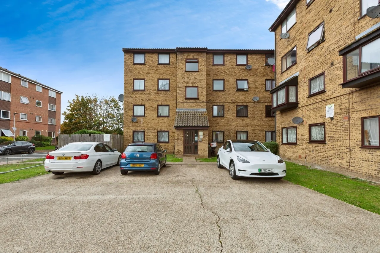 2 bed flat for sale — Gurney Close, Barking, IG11