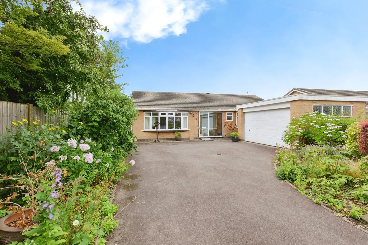 3 bed house for sale — Elmtree Drive, Burbage, Hinckley
