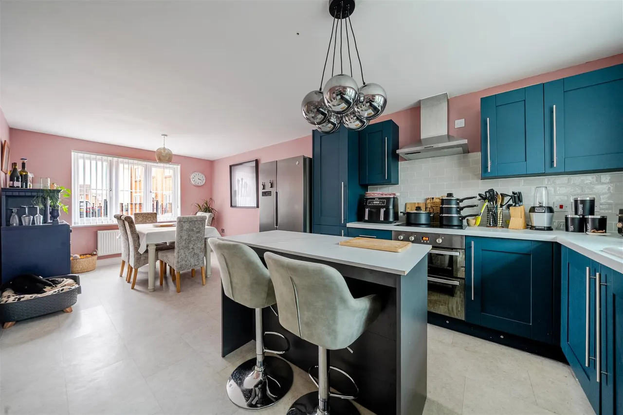 Shears Drive, Amesbury, SP4, photo 2