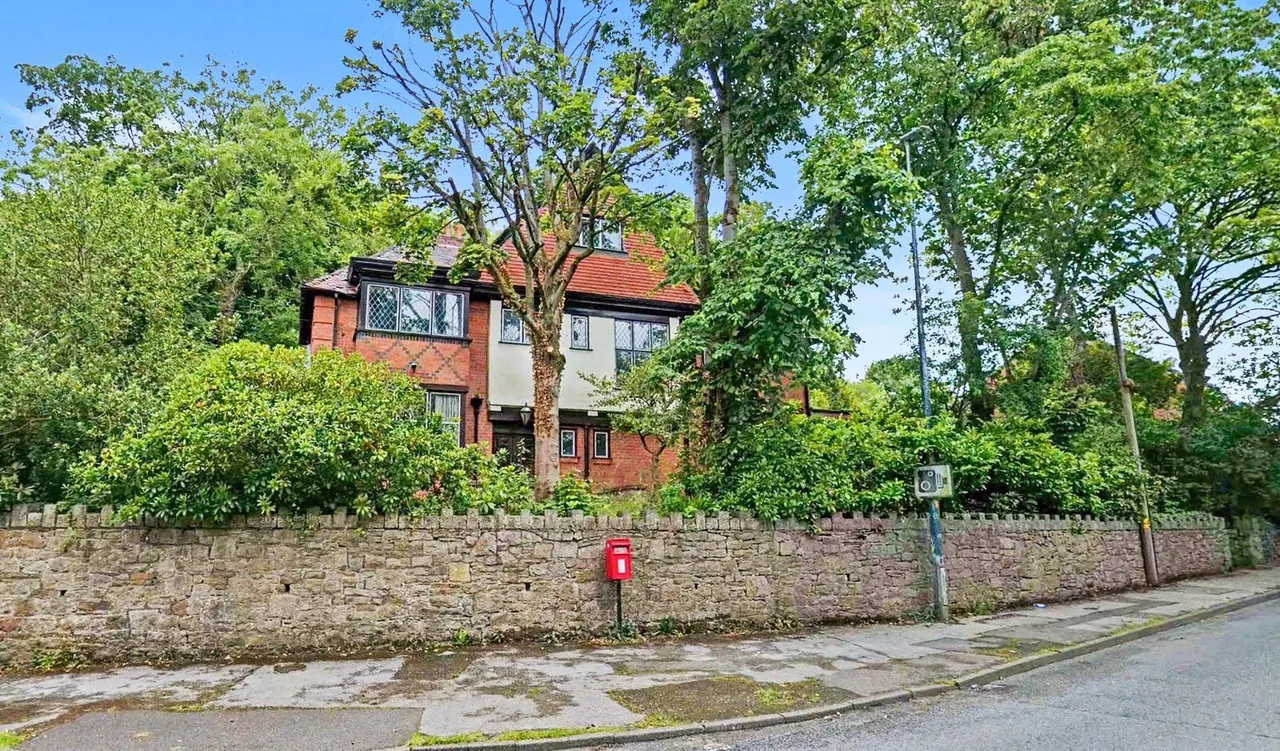6 bed house for sale, Mottram Road, Matley, SK15