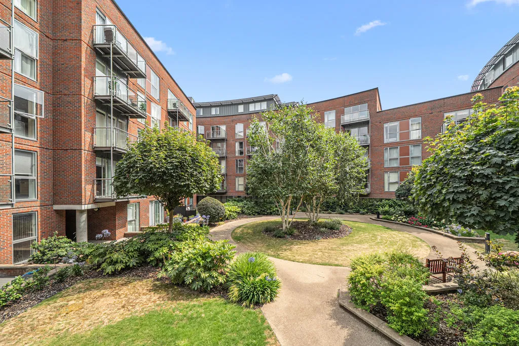 1 bed flat to rent — The Heart, Walton-On-Thames KT12 1GE