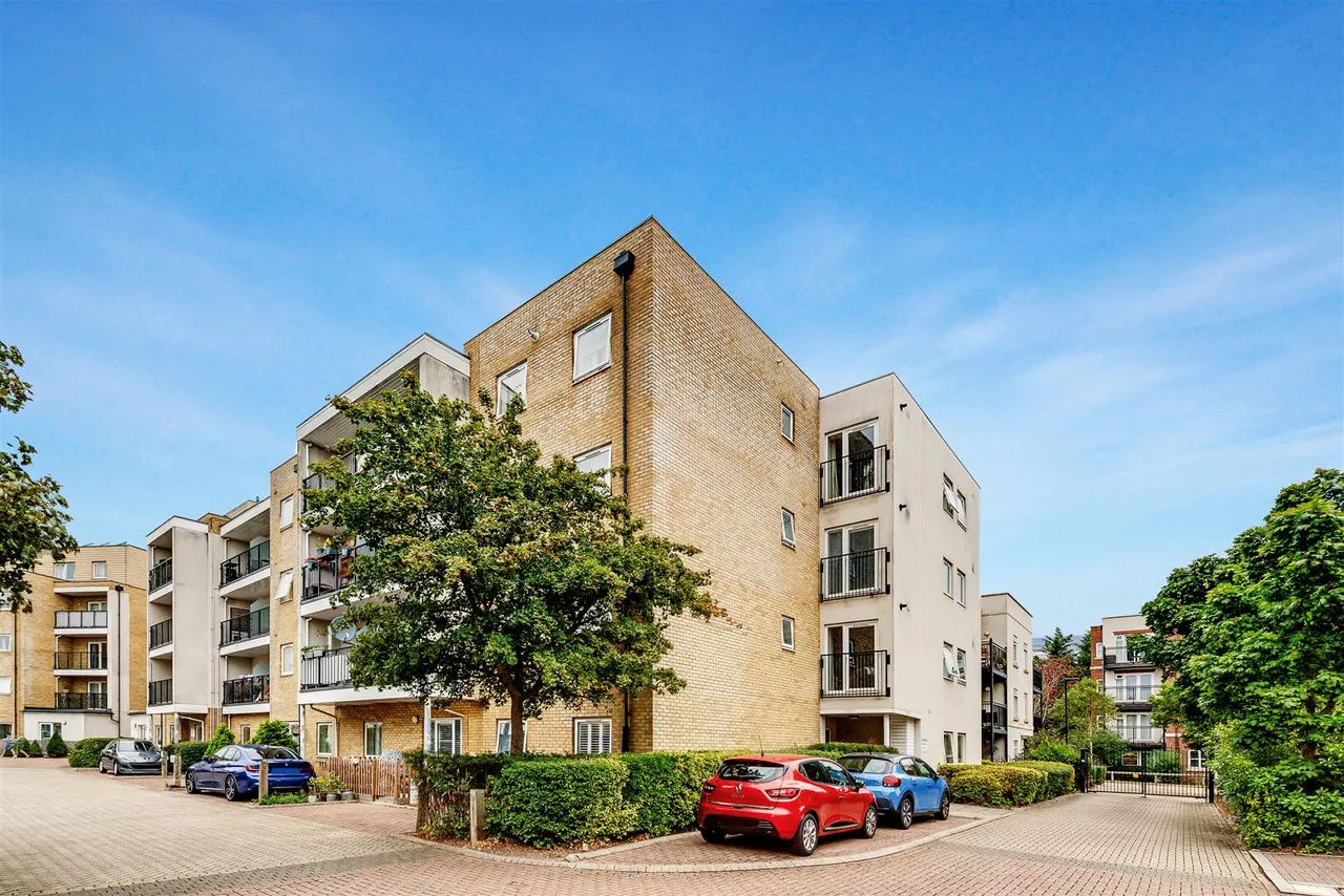 2 bed flat for sale — Cochrane House, 19 Truesdale, Ickenham, UB10 8FX
