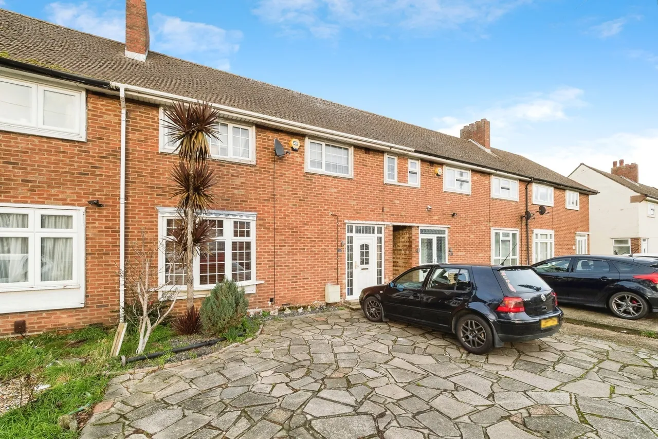 2 bed house for sale — White Hart Lane, Romford, RM7