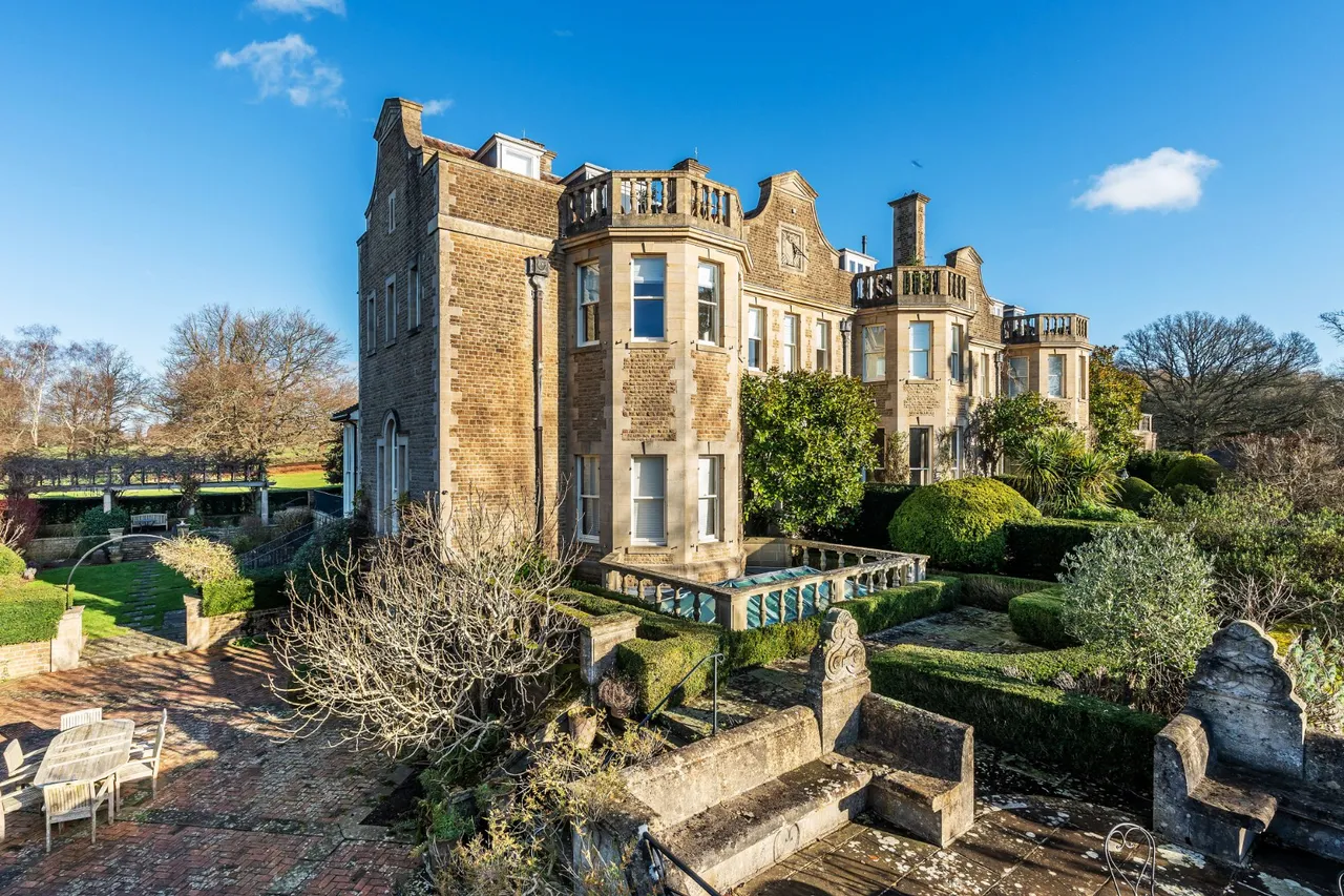 4 bed flat for sale, Home Farm Road, Godalming, GU7