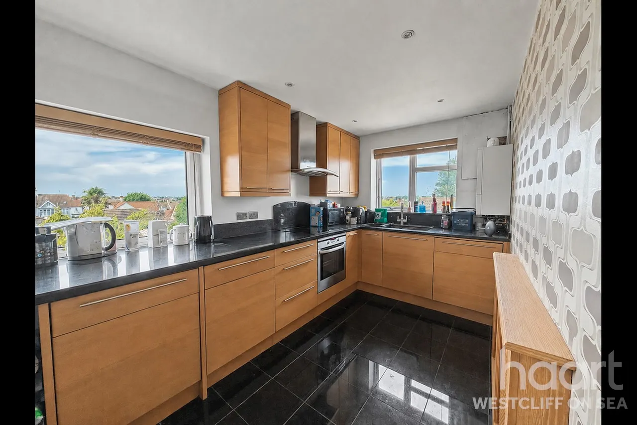 2 bed flat for sale, Fernleigh Drive, Leigh-On-Sea, SS9