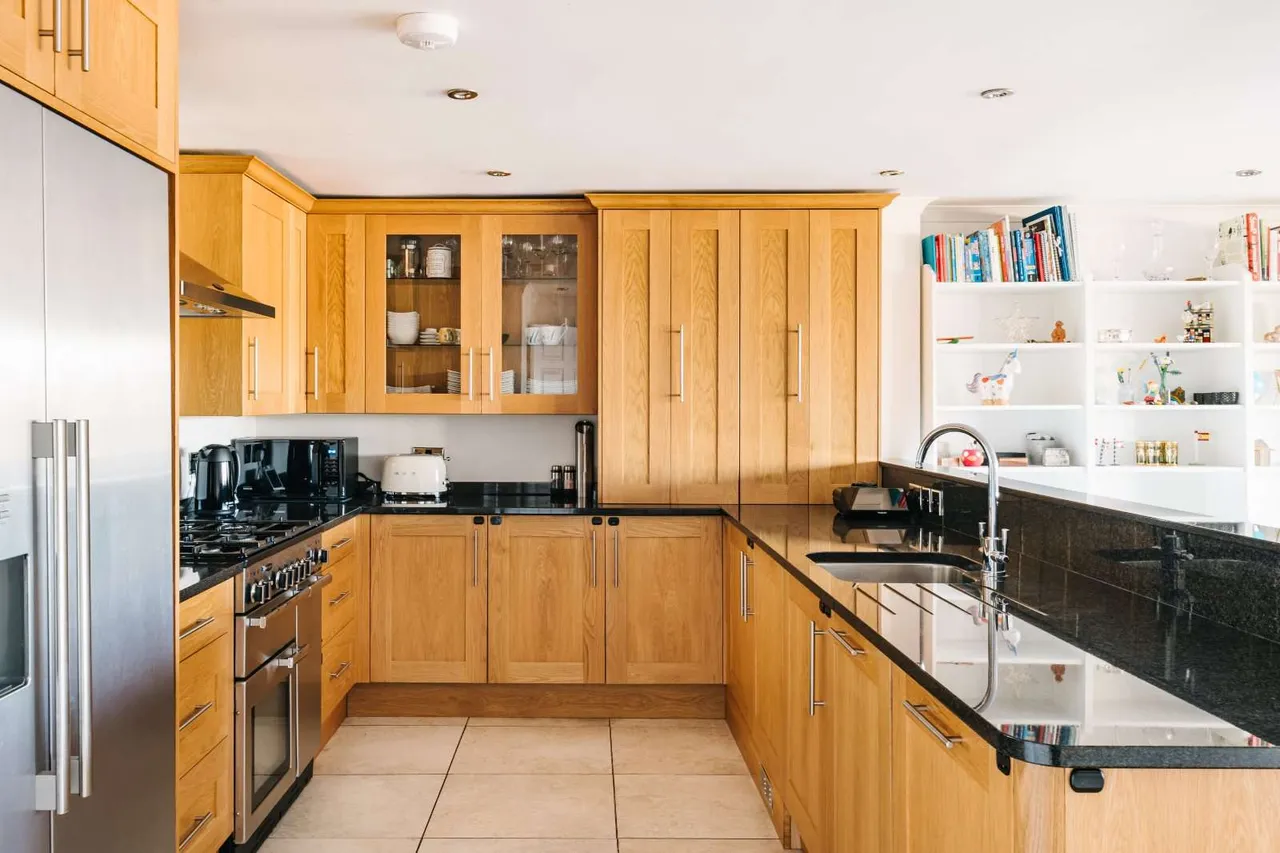 Knighten Street, London, E1W, photo 9