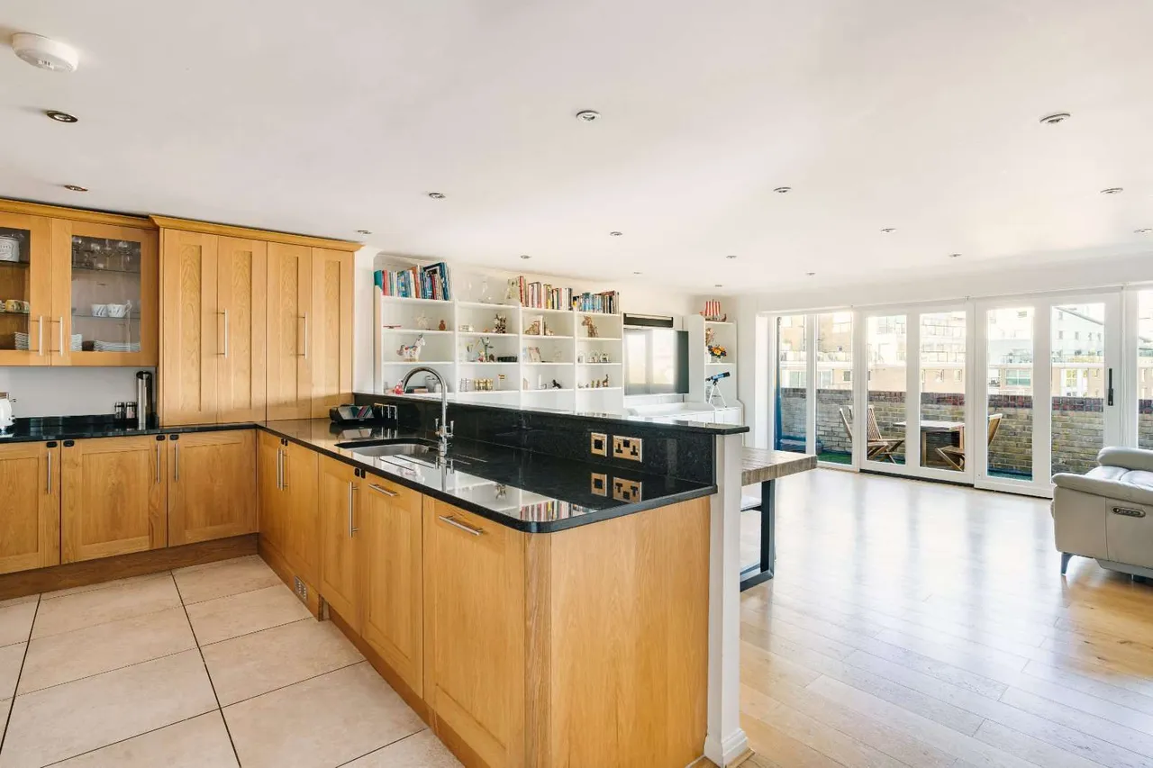 Knighten Street, London, E1W, photo 2
