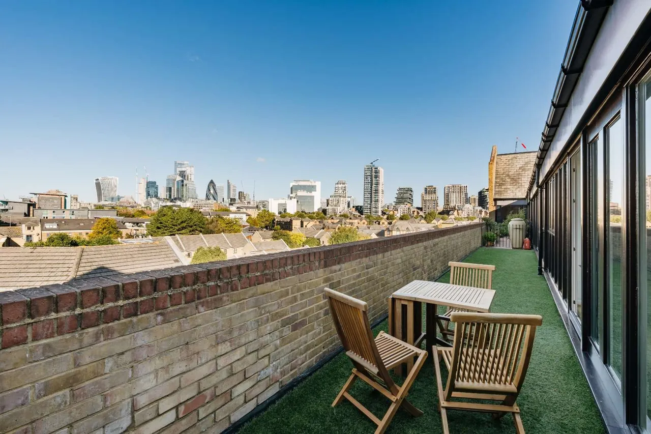 3 bed flat for sale, Knighten Street, London, E1W