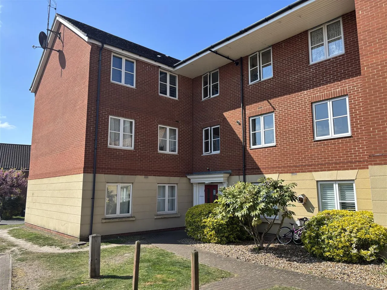 2 bed flat for sale — Sherman Gardens, Chadwell Heath, Romford