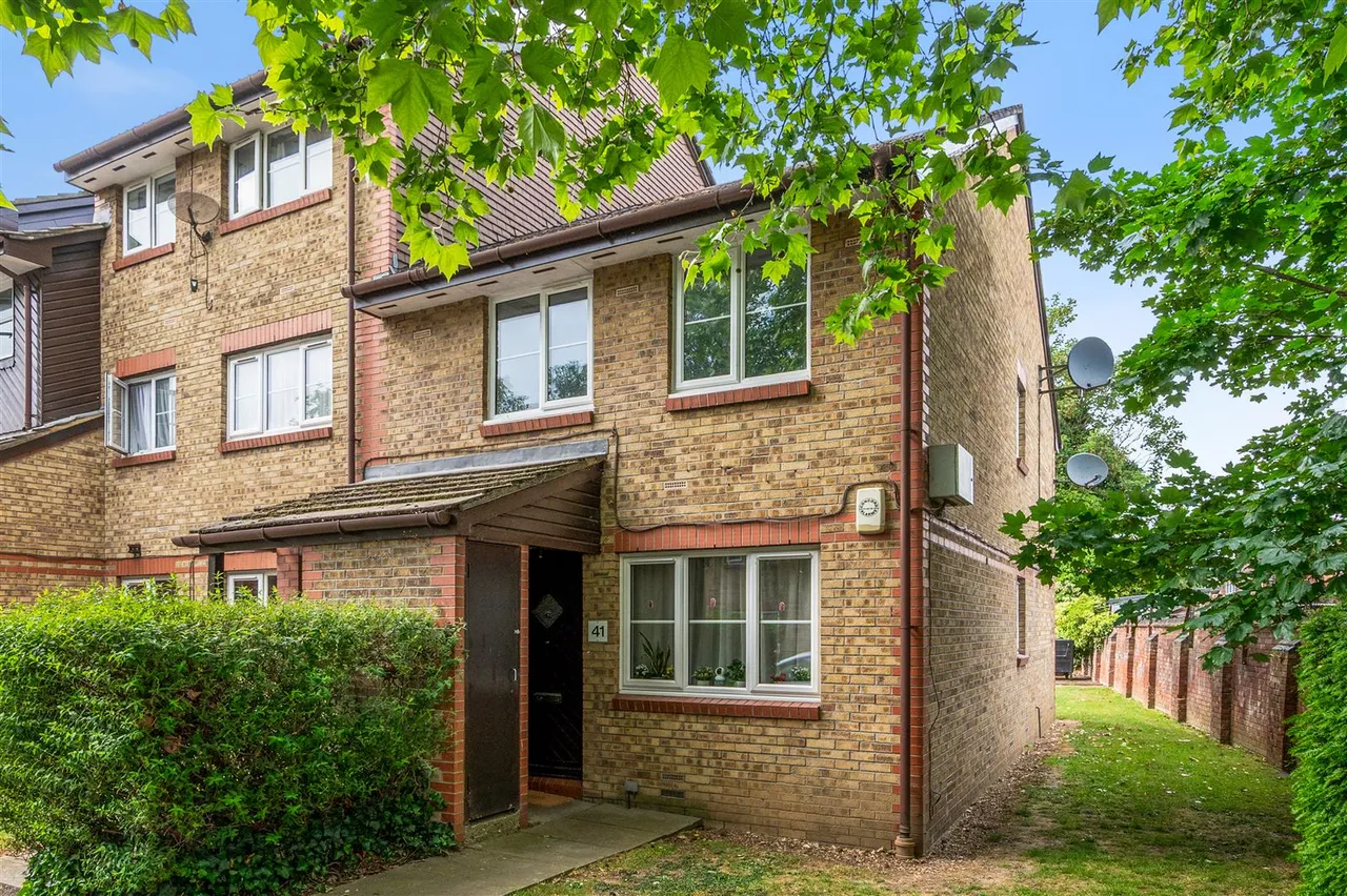 1 bed flat for sale, Cygnet Close, London, NW10
