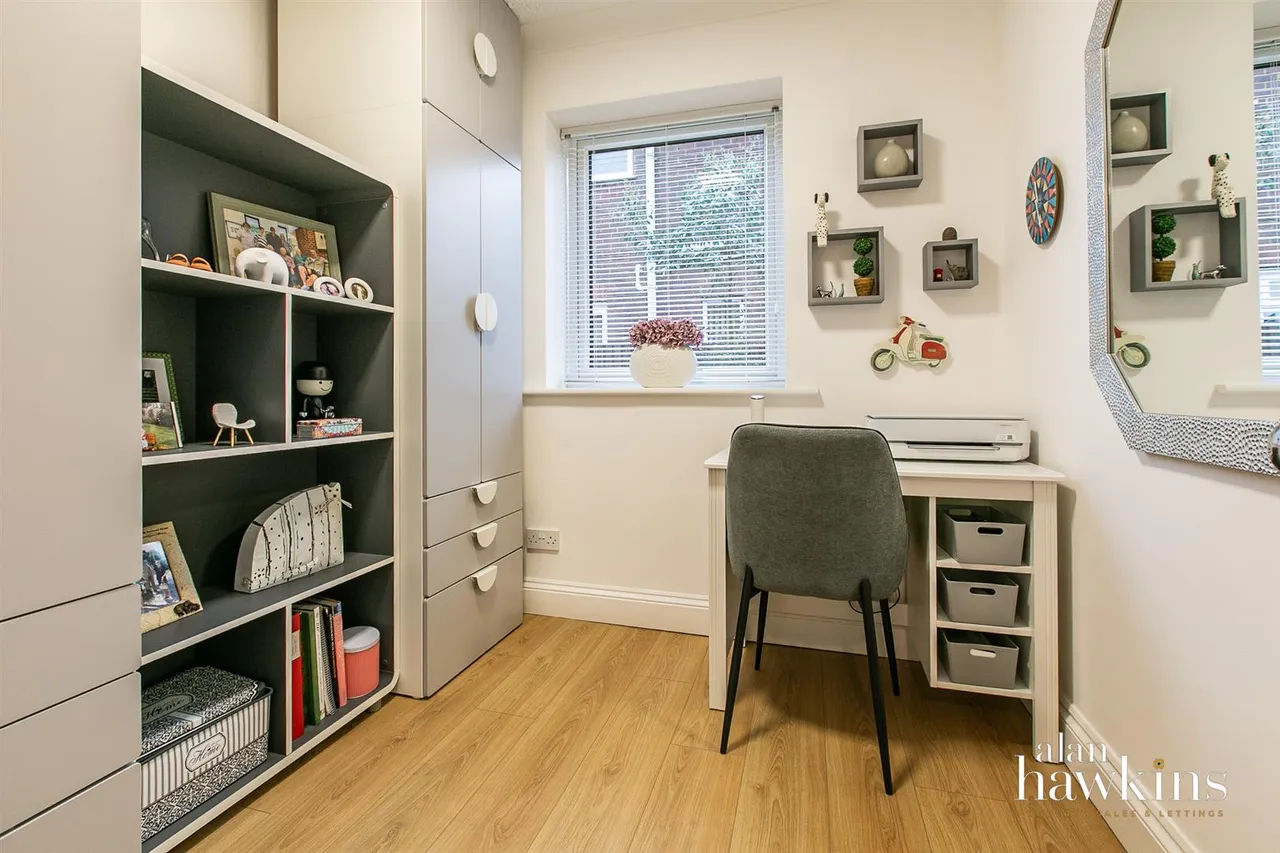 Hales Close, Lyneham, photo 19
