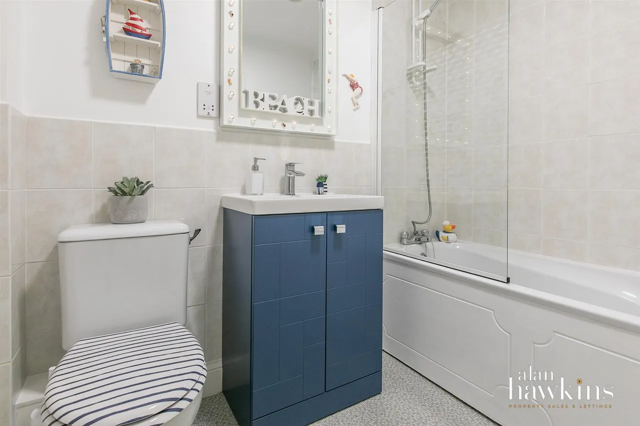 Hales Close, Lyneham, photo 20
