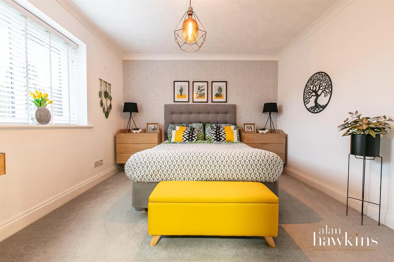 Hales Close, Lyneham, photo 16
