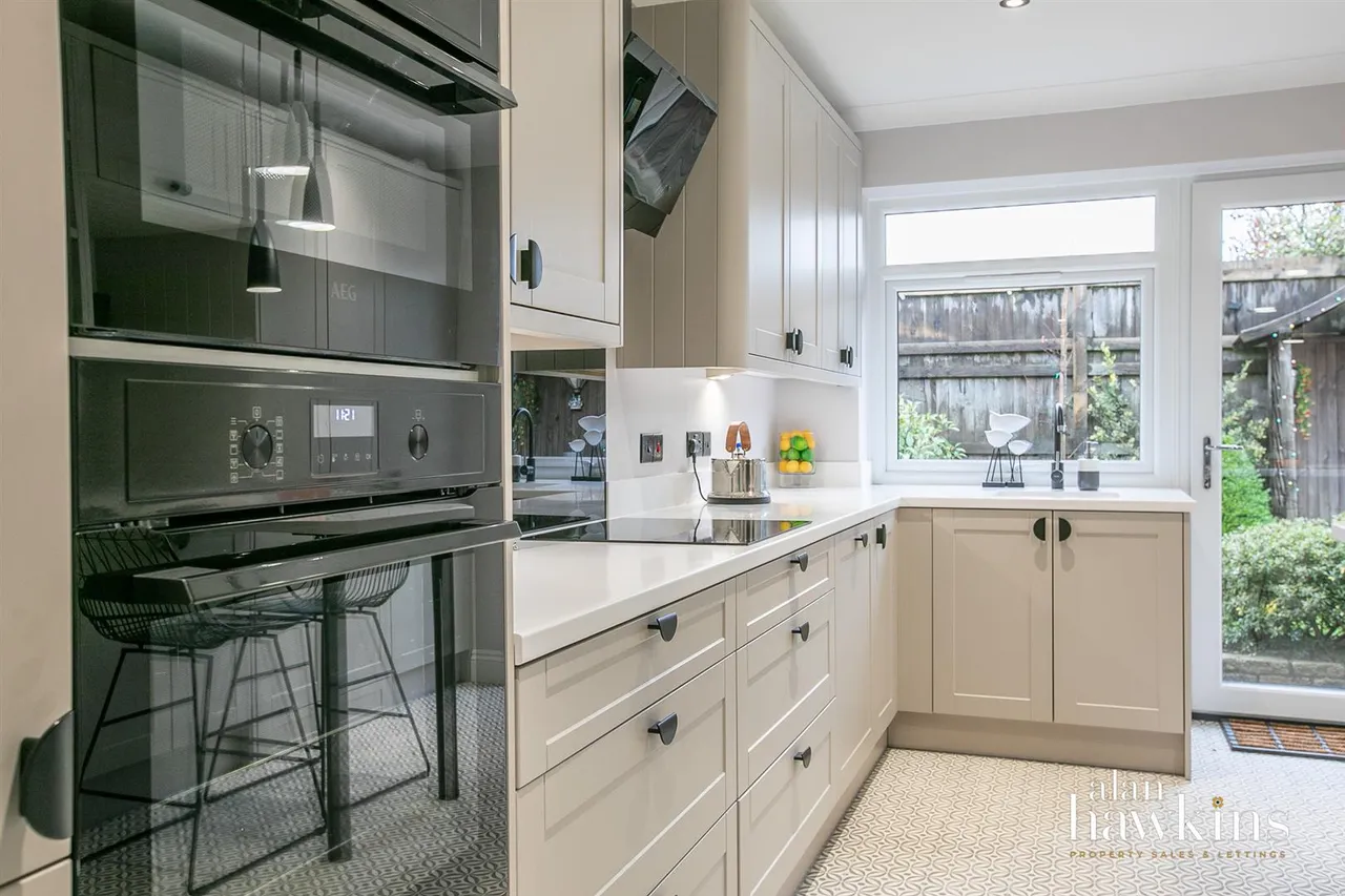 Hales Close, Lyneham, photo 5