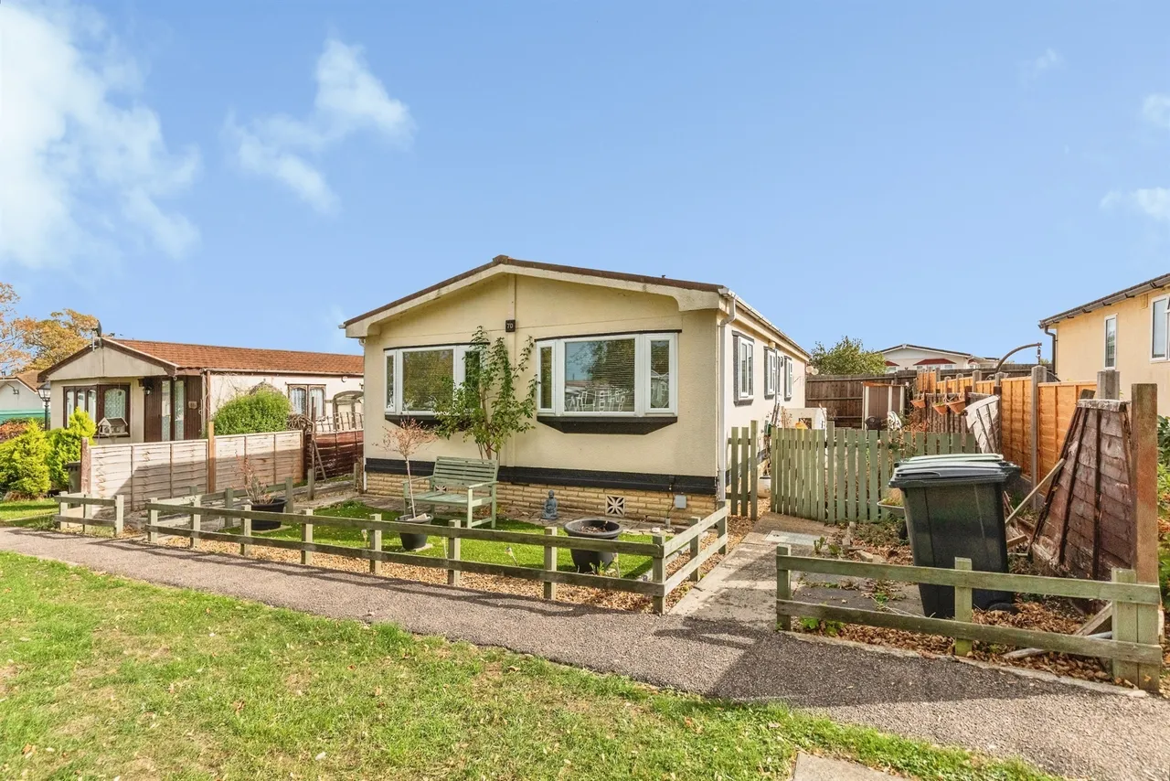 2 bed park home for sale, Bedford Road, Rushden, NN10