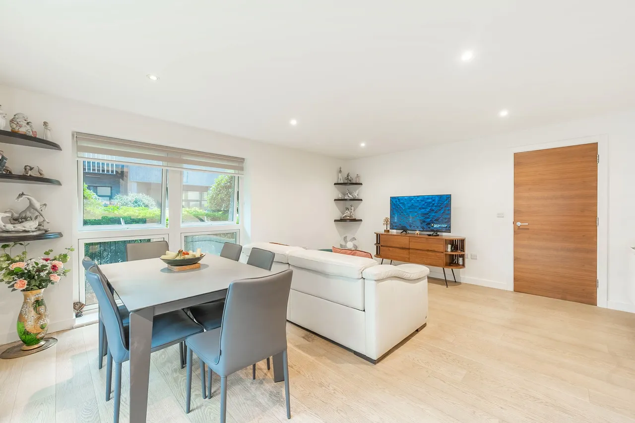 2 bed flat for sale — 3 Victoria Court, Howard Road, Stanmore