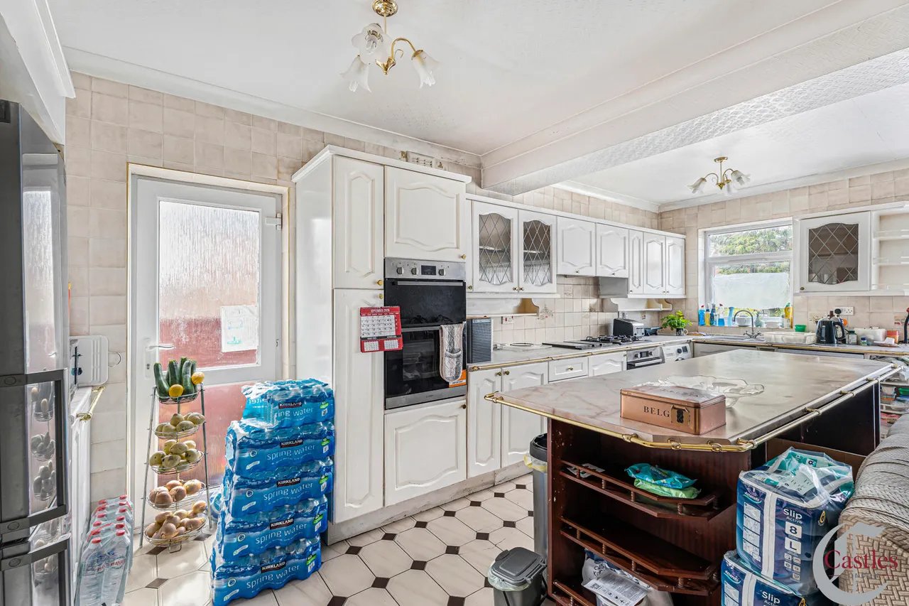 Chase Road, N14, photo 23