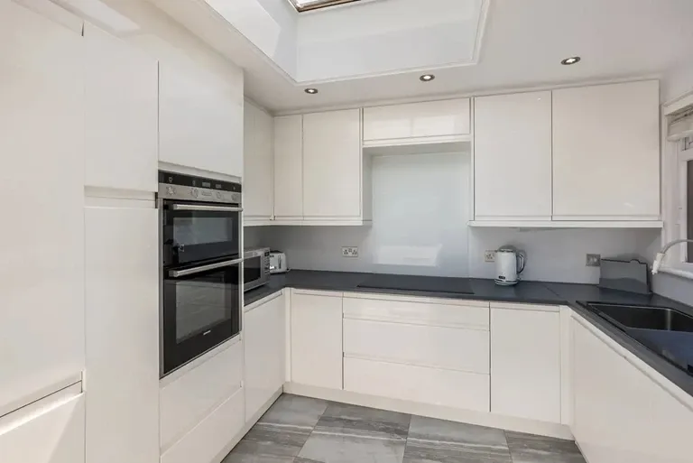 Finchley Road, Golders Green, NW11 7PE, photo 2