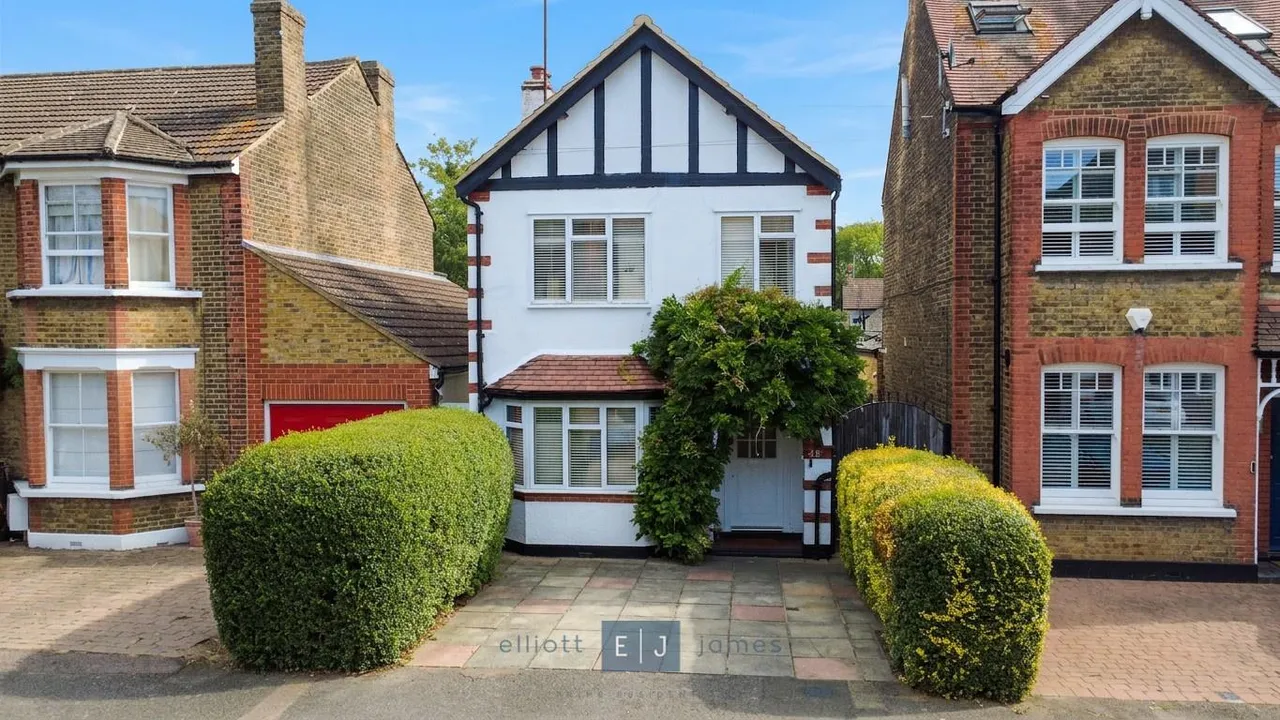 3 bed house to rent — Lower Park Road, Loughton