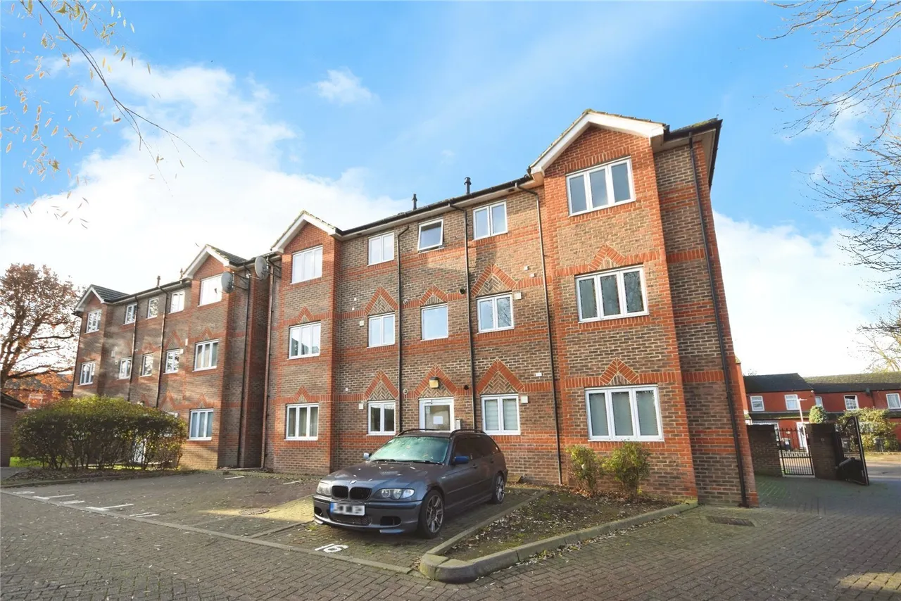 2 bed flat for sale — Clayburn Circle, Basildon, Essex, SS14