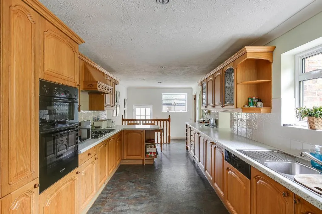 Court Farm Road, Warlingham, photo 15