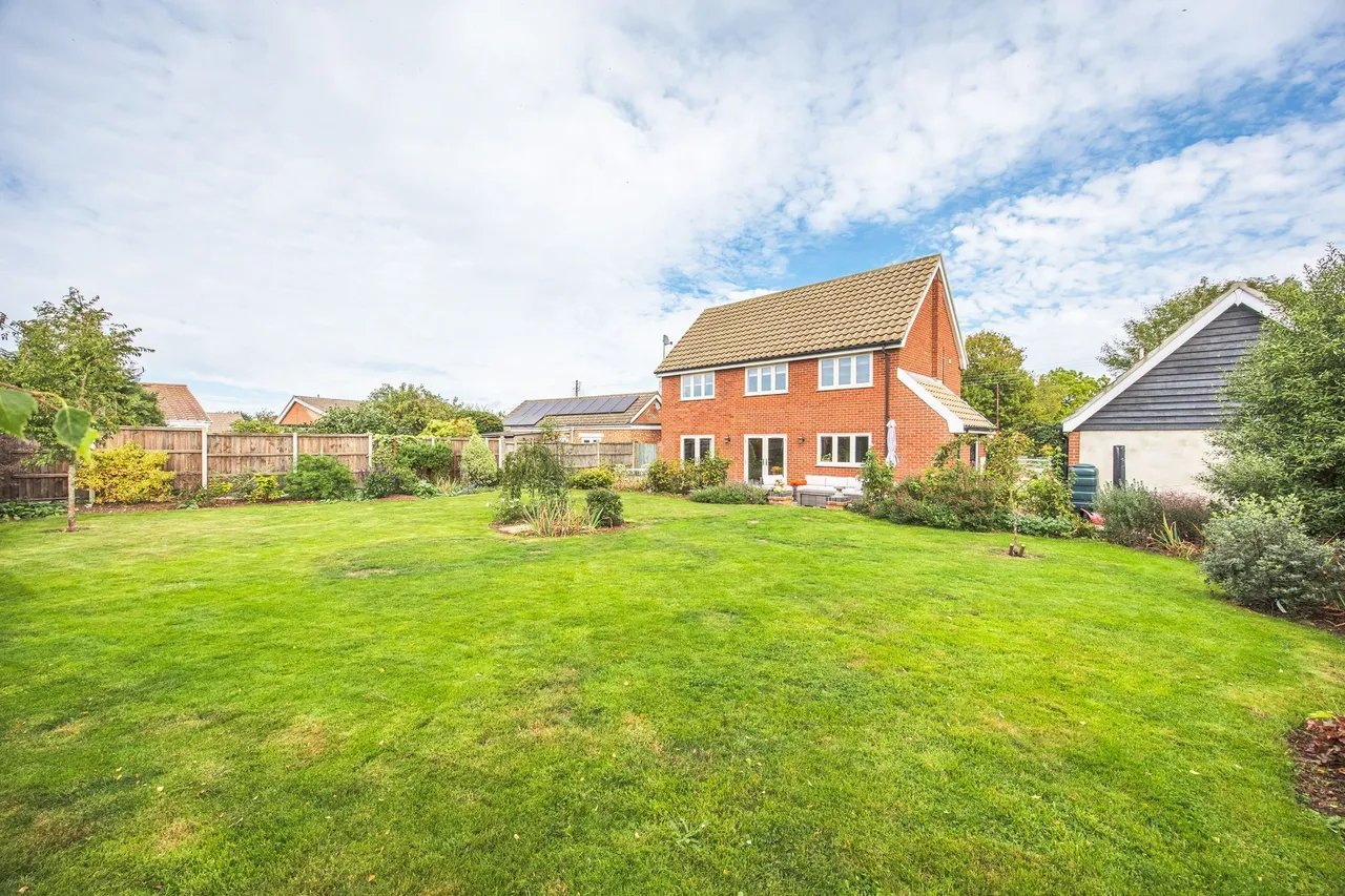 Immaculately Presented Four Bedroom D, photo 4