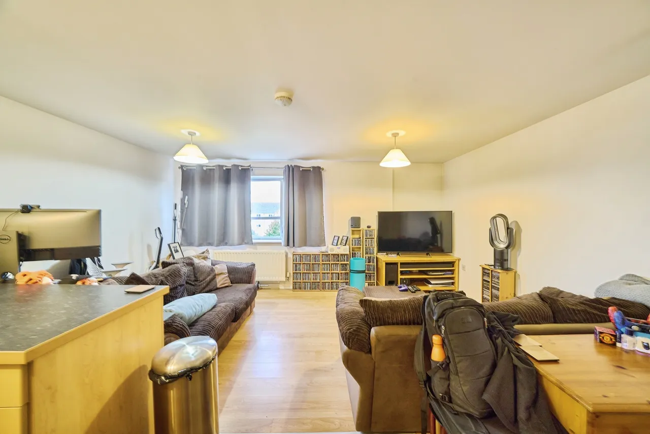 Chertsey Road, Feltham, TW13, photo 4