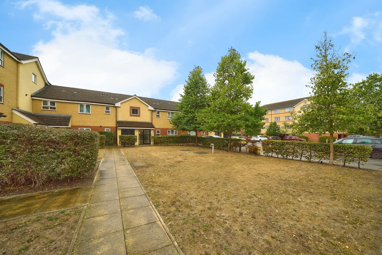 Chertsey Road, Feltham, TW13, photo 16