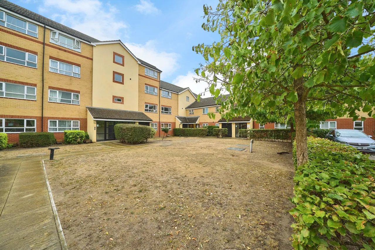 1 bed flat for sale, Chertsey Road, Feltham, TW13