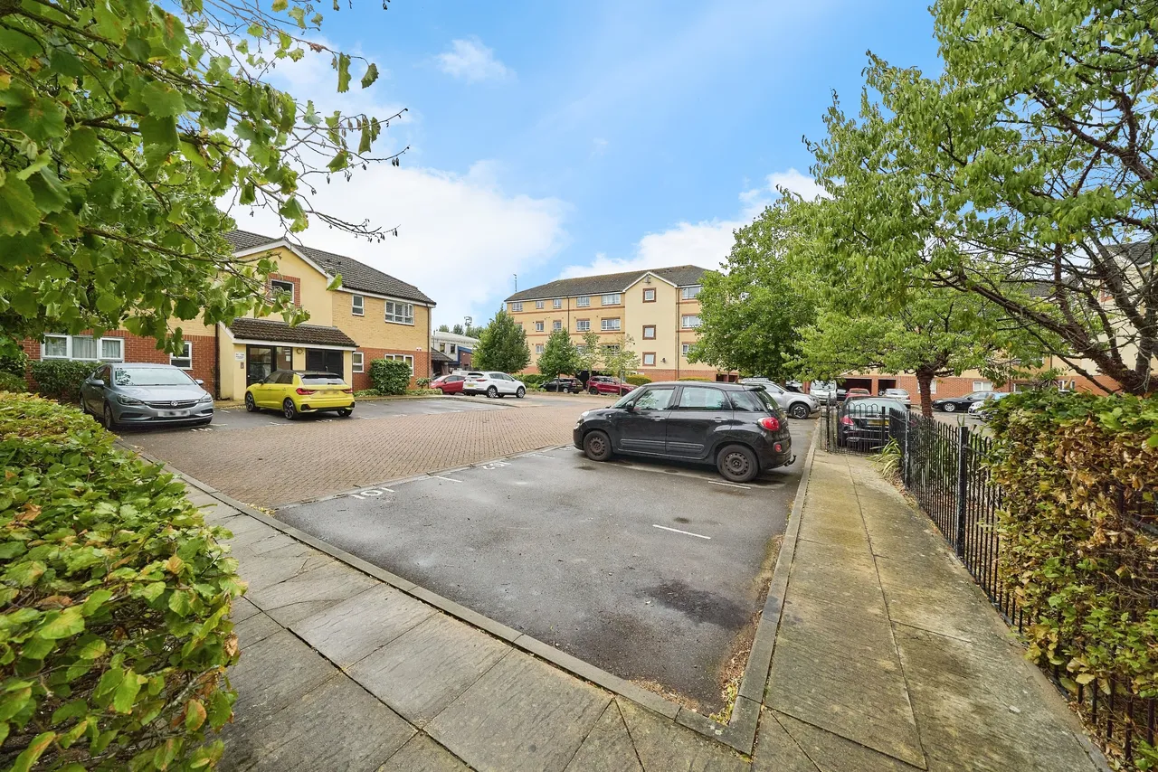Chertsey Road, Feltham, TW13, photo 15
