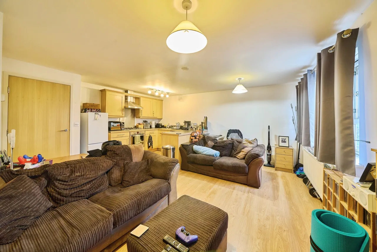 Chertsey Road, Feltham, TW13, photo 2