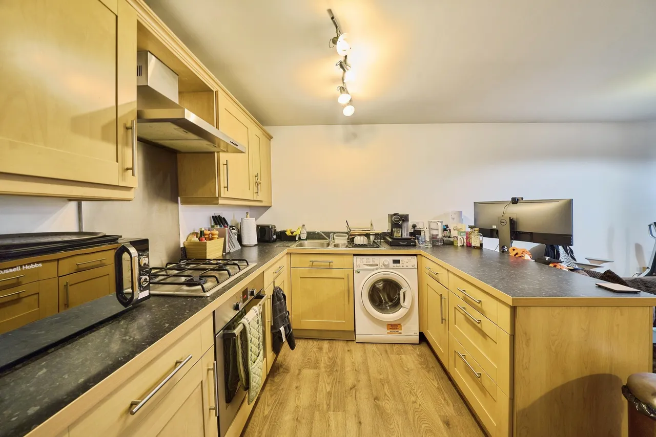 Chertsey Road, Feltham, TW13, photo 6