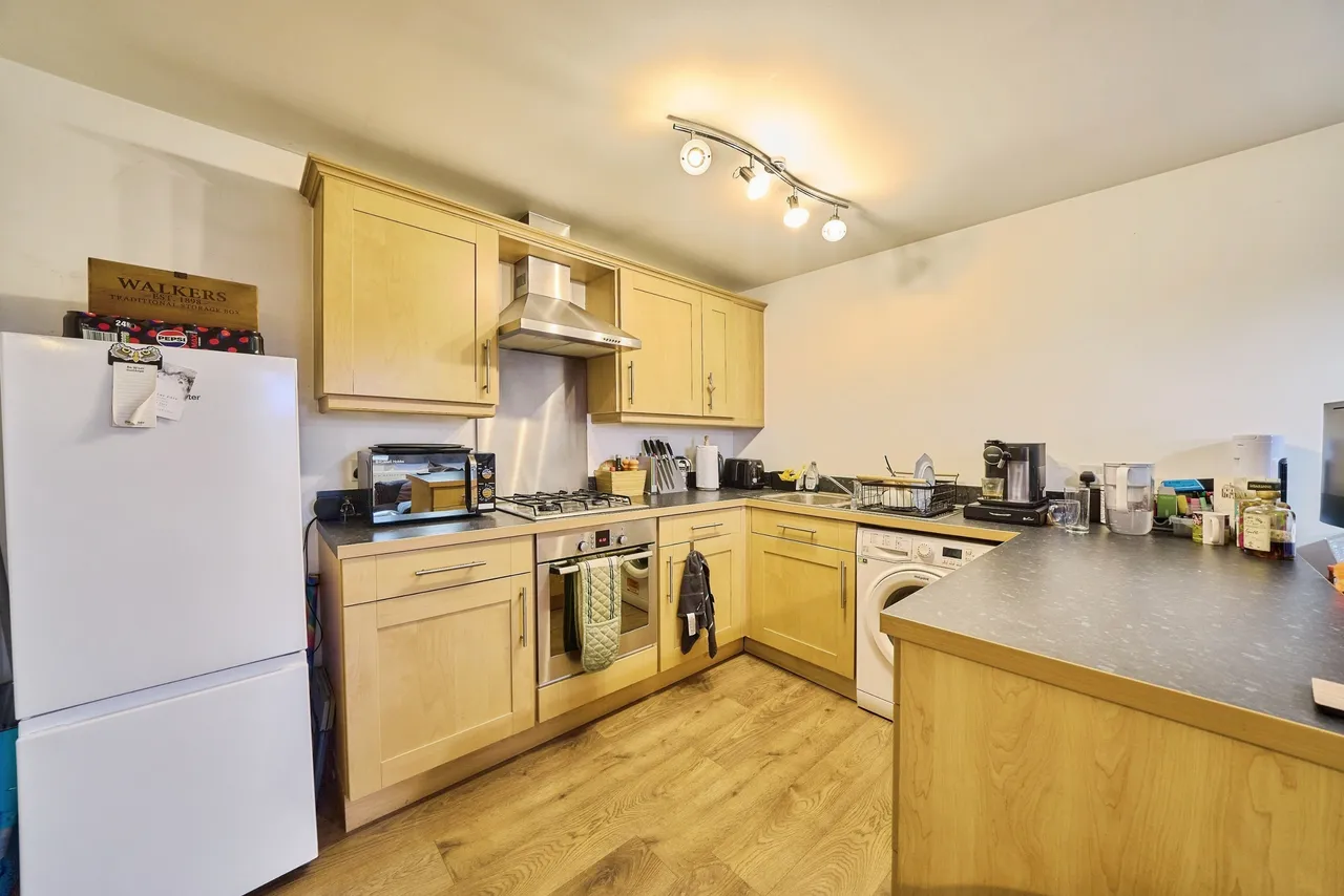Chertsey Road, Feltham, TW13, photo 8