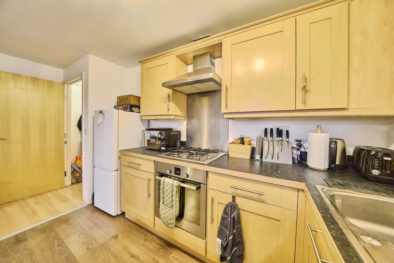 Chertsey Road, Feltham, TW13, photo 9