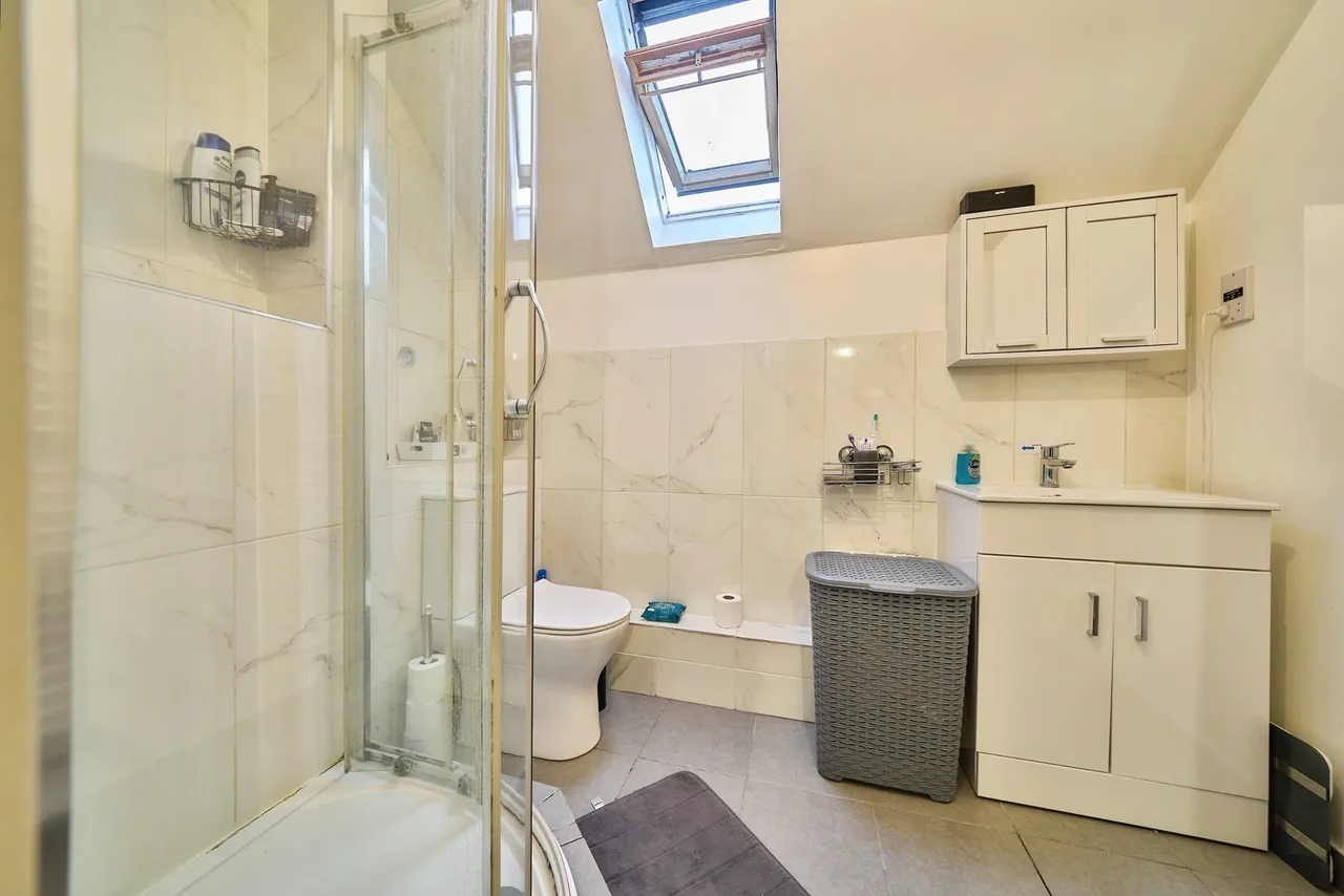 Chertsey Road, Feltham, TW13, photo 13