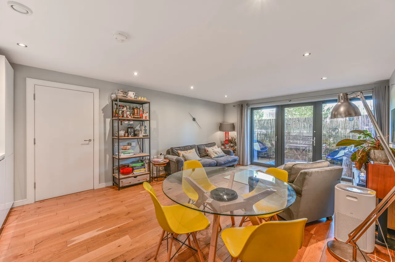 2 bed flat for sale — Flat 2, 8 Henry Road, London