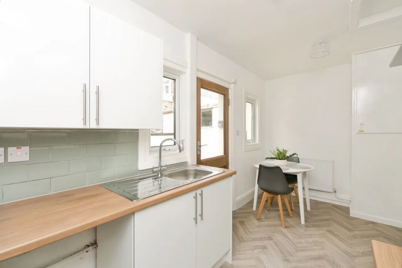 Llewelyn Road, Colwyn Bay, LL29, photo 9
