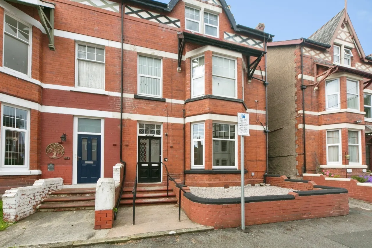 2 bed flat for sale, Llewelyn Road, Colwyn Bay, LL29