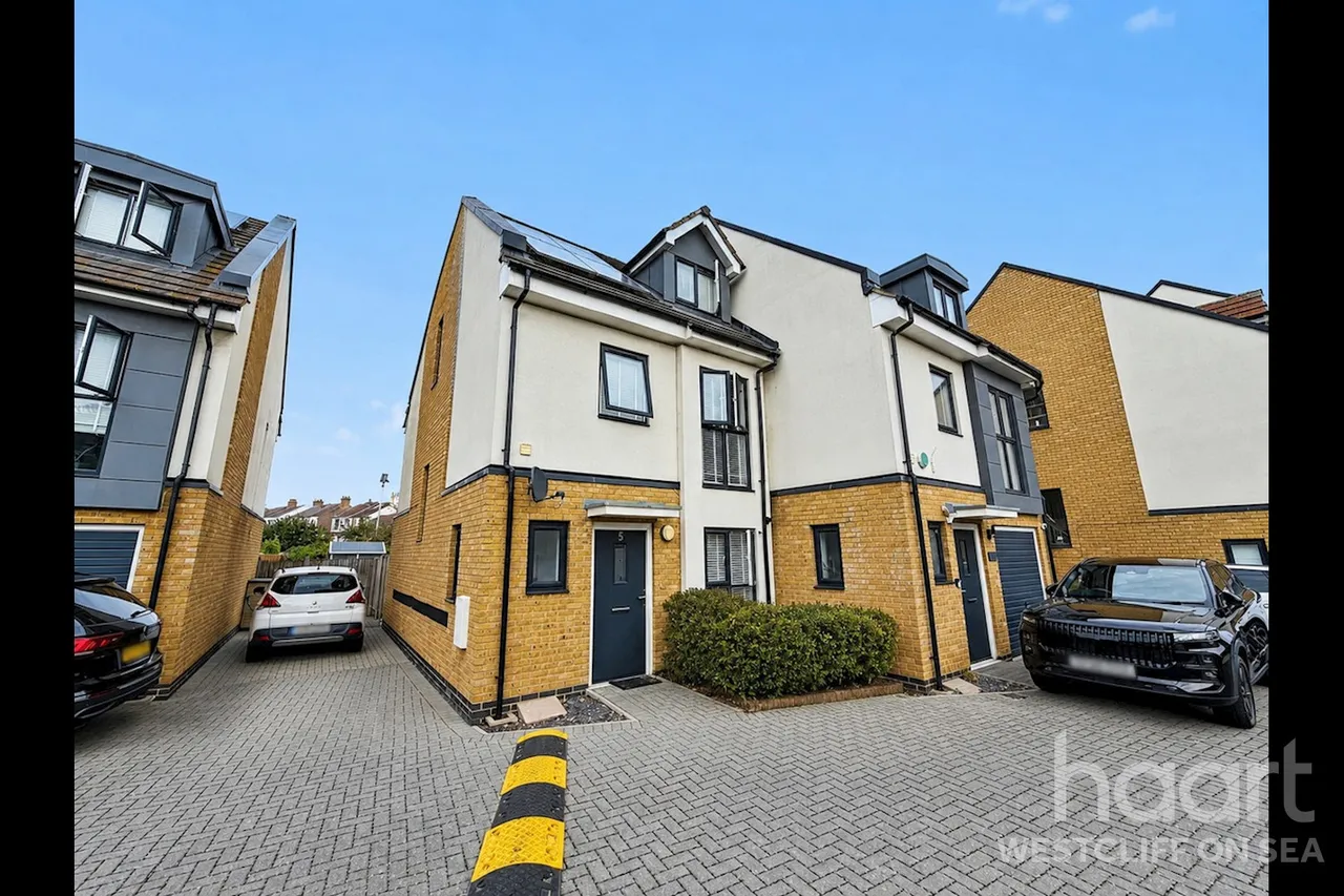 4 bed house for sale, Brookside Crescent, Westcliff-On-Sea, SS0