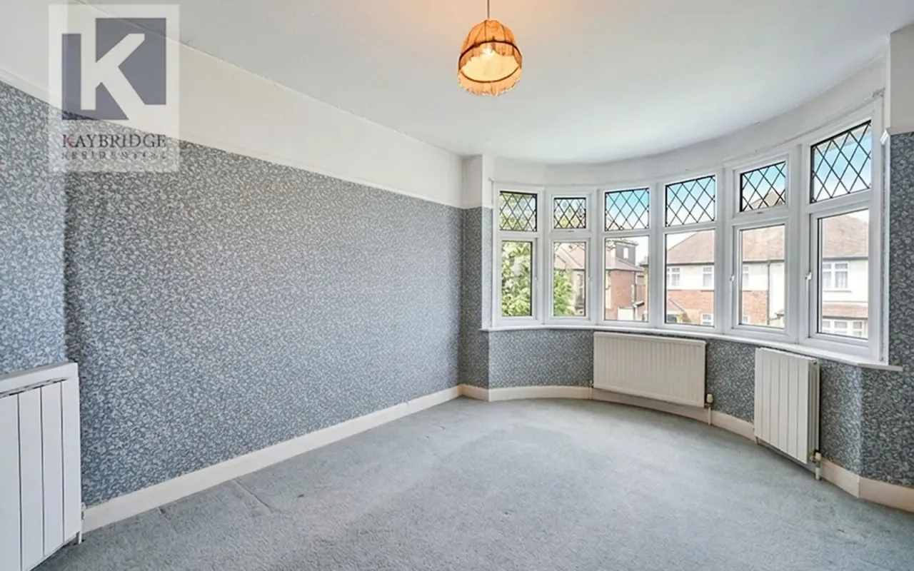 Newbury Gardens, Epsom, KT19, photo 2