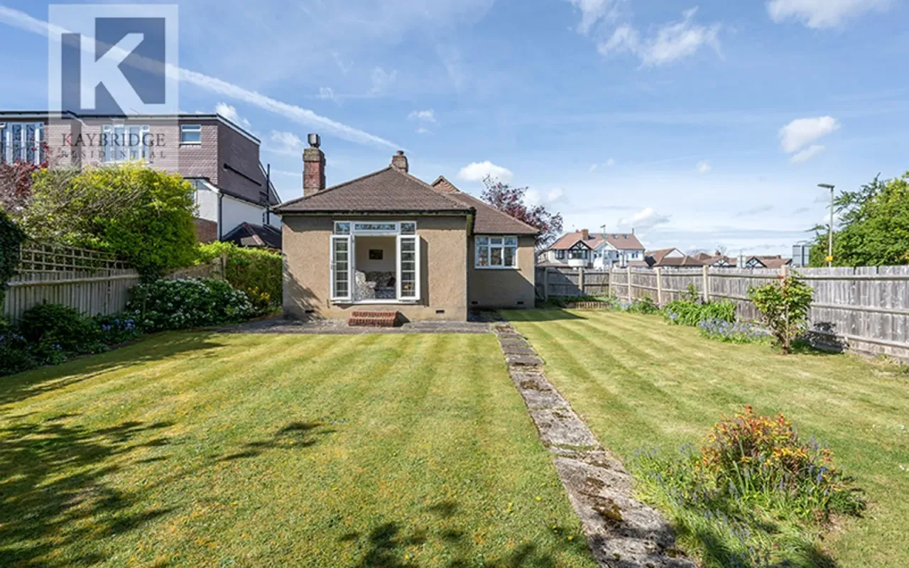 2 bed house for sale — Newbury Gardens, Epsom, KT19