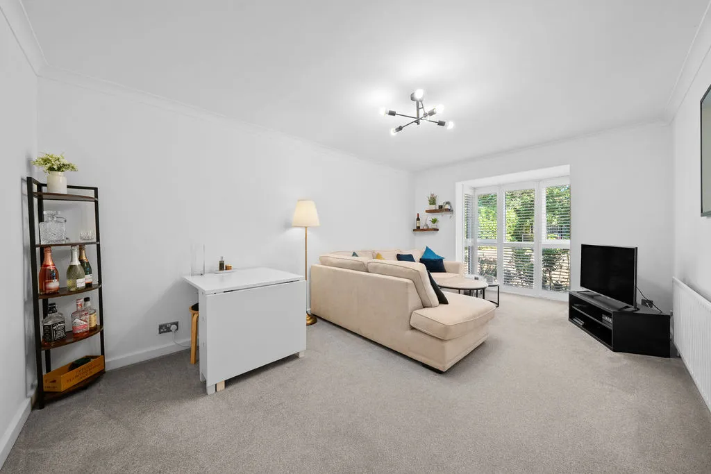 Collingwood Place, Walton-On-Thames KT12 1LU, photo 4