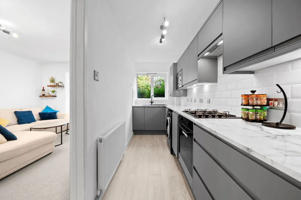 Collingwood Place, Walton-On-Thames KT12 1LU, photo 2