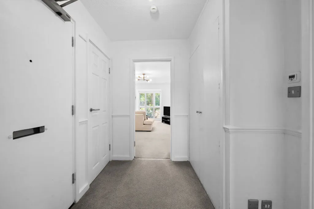 Collingwood Place, Walton-On-Thames KT12 1LU, photo 8