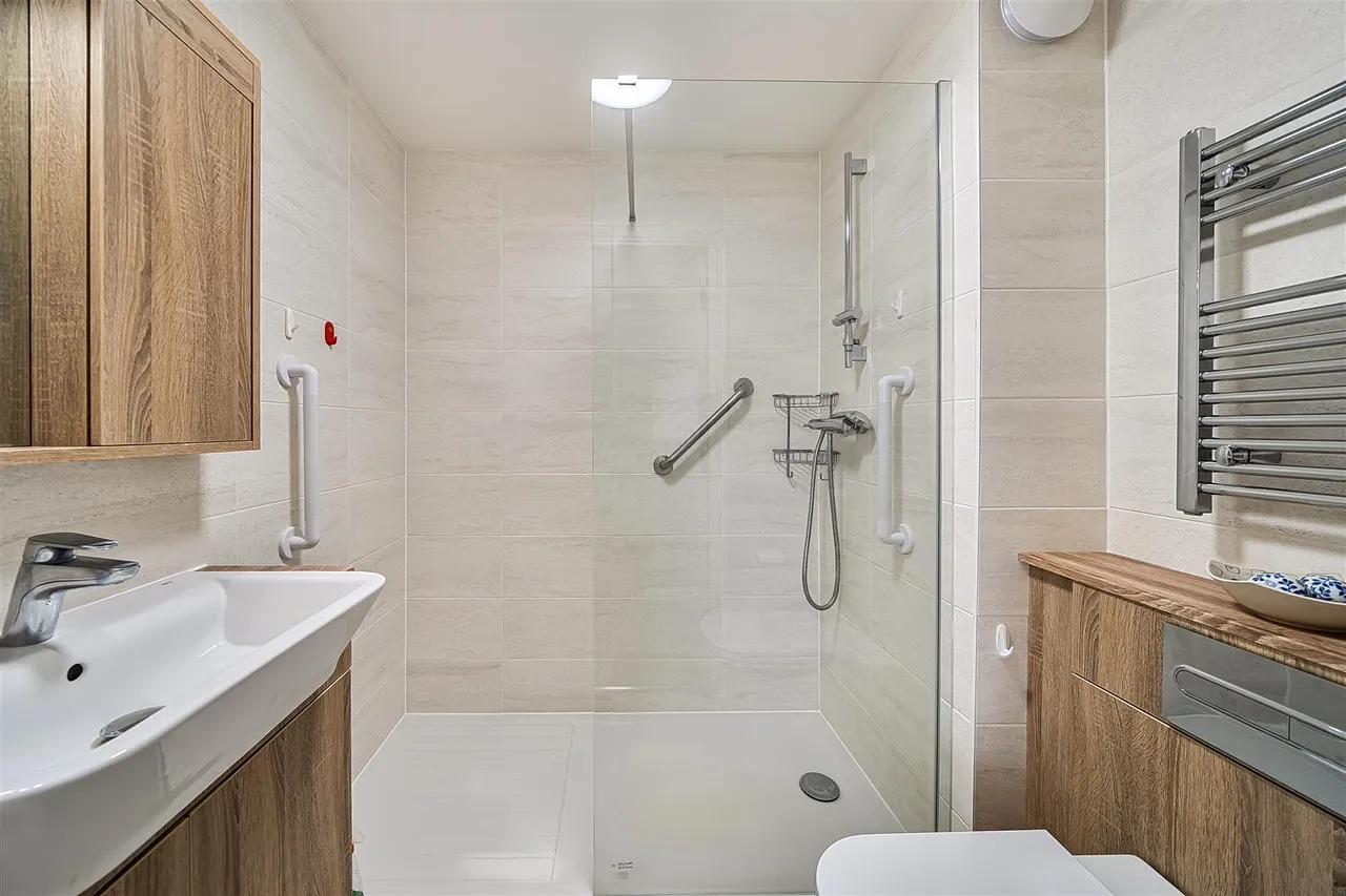 Victoria Road, Farnborough, GU14, photo 7