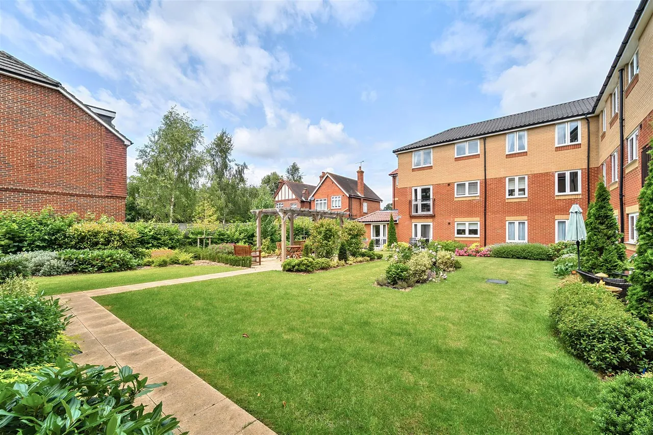 Victoria Road, Farnborough, GU14, photo 16